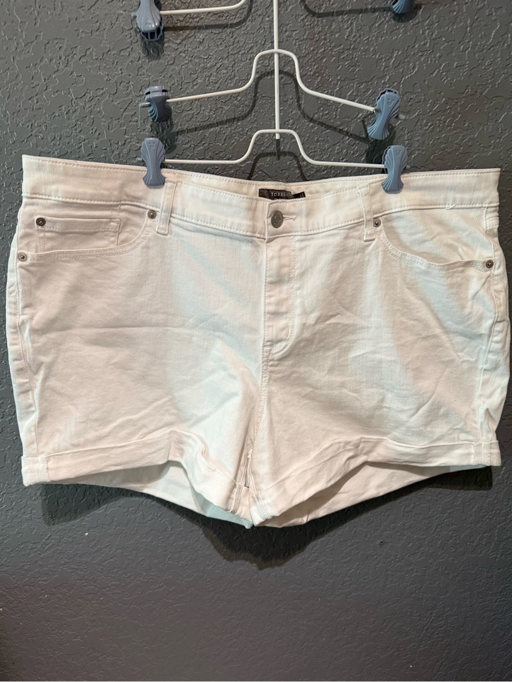 torrid size 24 NWTS White Mid-Rise Denim Shorts